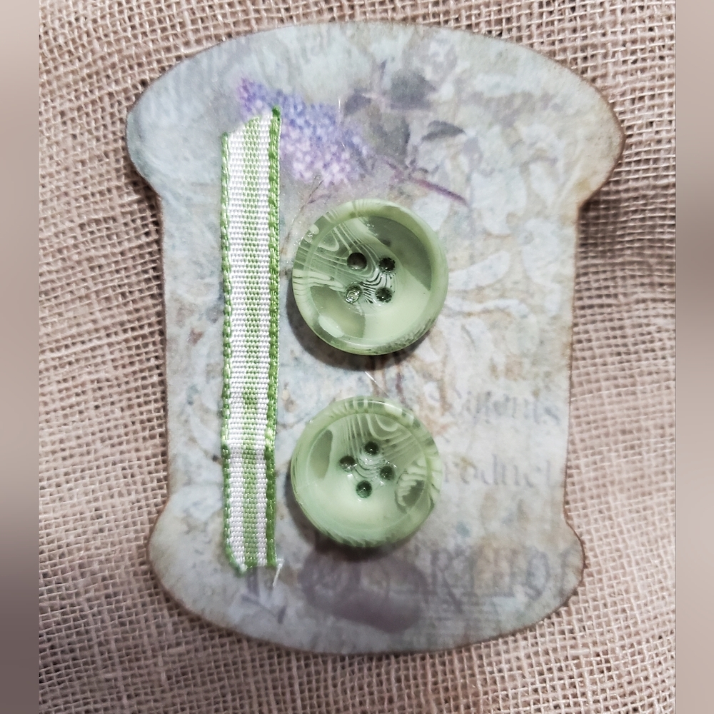 🙏 HAND CRAFTED Set of 8 button card tags ephemera - Picture 3 of 11